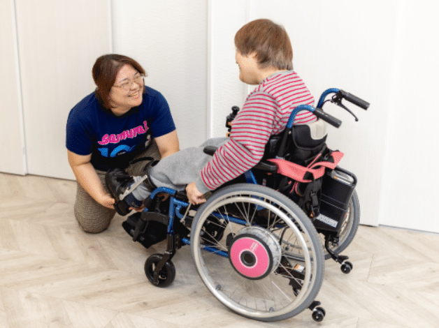 自立支援サポートの様子(車いすの介助)